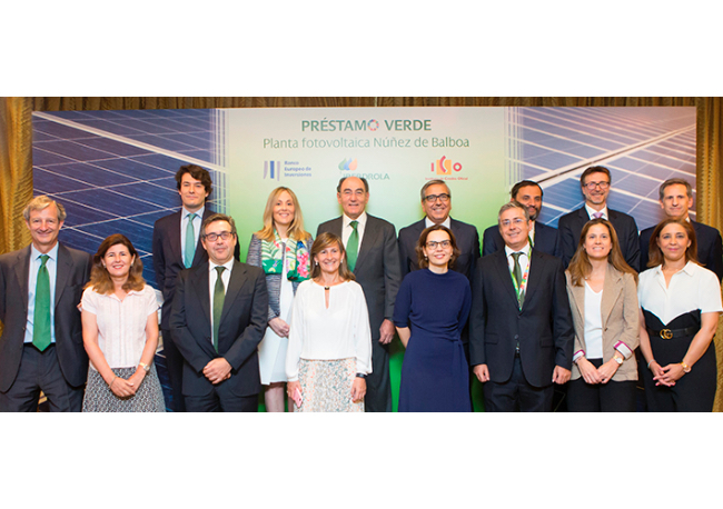 Foto El BEI y el ICO suscriben con IBERDROLA una financiación verde para la mayor planta solar fotovoltaica en construcción en Europa, ubicada en Extremadura.